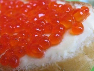 Из магазина в Саратове украли шесть банок красной икры
