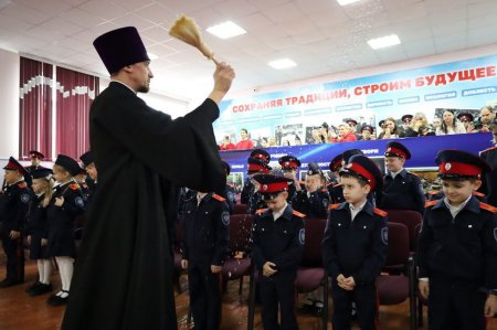 В школе № 43 им. В.Ф. Маргелова состоялось торжественное посвящение первоклассников в казаки