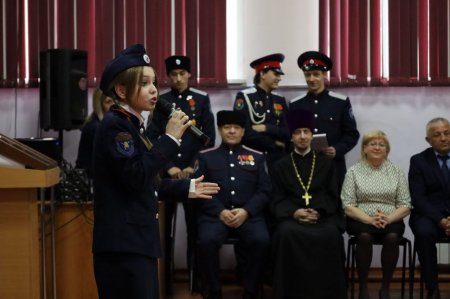 В школе № 43 им. В.Ф. Маргелова состоялось торжественное посвящение первоклассников в казаки