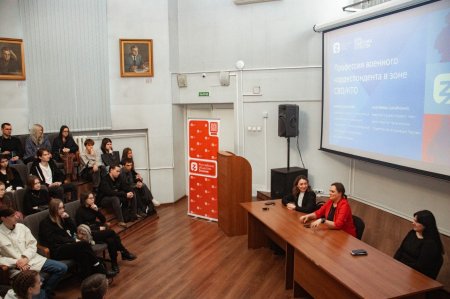 Саратовские журналисты рассказали студентам о работе на передовой Саратовские журналисты рассказали студентам о работе на передовой