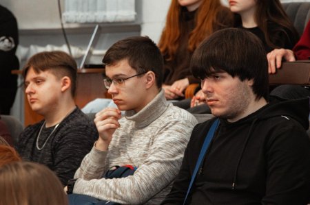 Саратовские журналисты рассказали студентам о работе на передовой Саратовские журналисты рассказали студентам о работе на передовой