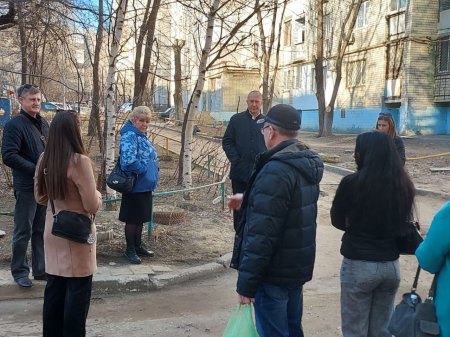 Глава администрации района Дмитрий Чубуков провел встречу с жителями по вопросу планируемого строительства школы вблизи сквера «Территория детства»