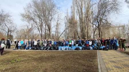 В сквере «Территория детства» прошёл субботник