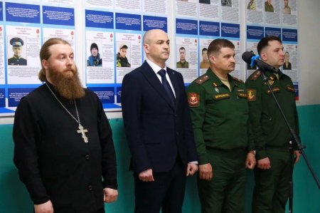 В Македоновке установили именую "Парту Героя"