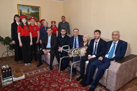 Гости из Республики Дагестан поздравили с наступающим юбилеем Победы жительницу Энгельса