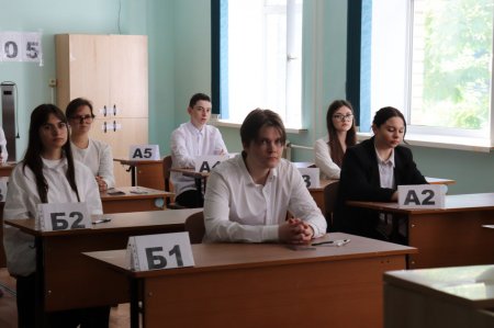 Около 9,5 тысяч выпускников сдают ЕГЭ
