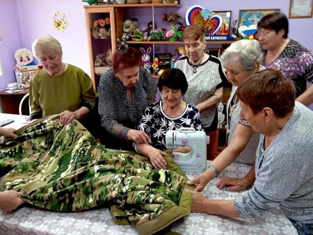 Жительницы поселка отправили на фронт противодроновое одеяло