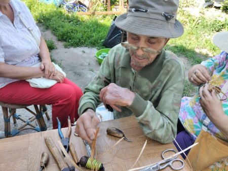 Активное долголетие: вольские пенсионеры плетут лапти