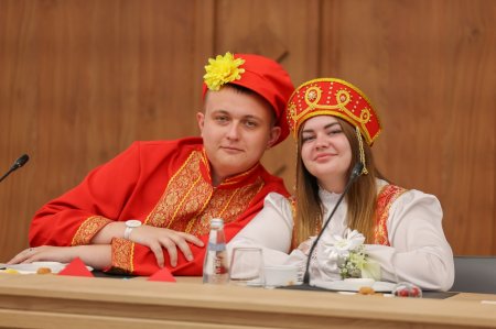 Президент России Владимир Путин поздравил молодоженов с Днем семьи