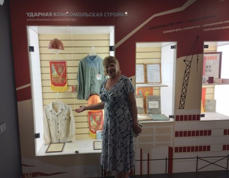 Балаковские «серебряные» активисты пообщались с роботом и узнали свой вес в караваях