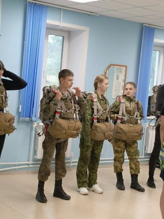 Воспитанникам военно-патриотические клубов вручили грамоты от атамана казачьего общества Воспитанникам военно-патриотические клубов вручили грамоты от атамана казачьего общества