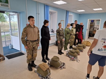Воспитанникам военно-патриотические клубов вручили грамоты от атамана казачьего общества Воспитанникам военно-патриотические клубов вручили грамоты от атамана казачьего общества