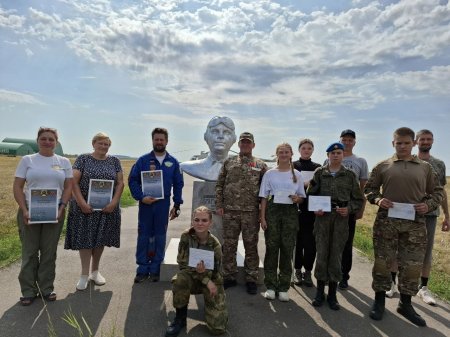 Воспитанникам военно-патриотические клубов вручили грамоты от атамана казачьего общества Воспитанникам военно-патриотические клубов вручили грамоты от атамана казачьего общества