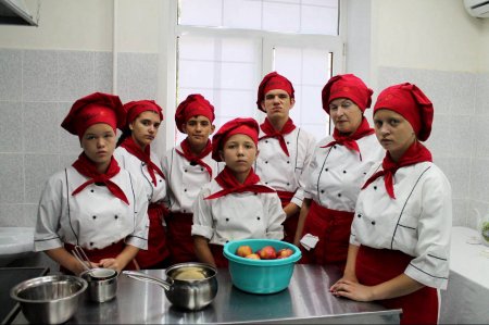Учащиеся школы-интерната угостили делегацию Ассамблеи традиционным хвалынским пирогом