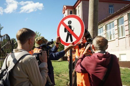 В Саратове началась установка новых дорожных знаков по макетам школьников