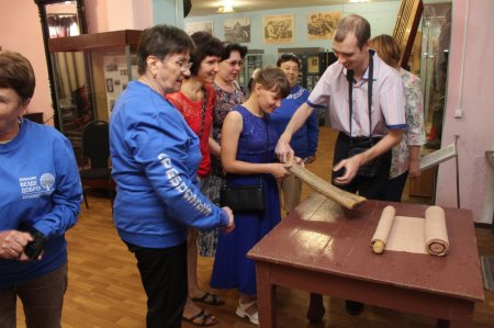 Калининские получатели услуг совершили социальный инклюзивный поход «Вместе за руку»