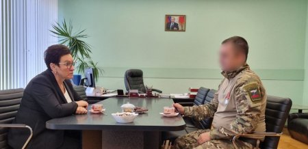 Ирина Колесникова поздравила бойца из Энгельса с медалью Cуворова