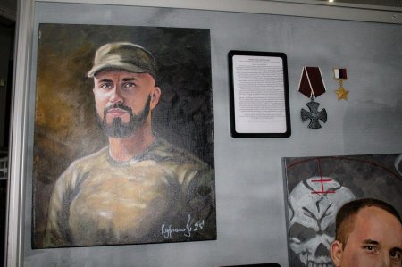 В честь героев СВО открылась выставка памяти