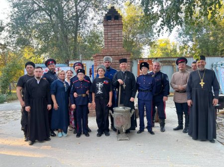В день празднования Рождества Пресвятой Богородицы казаки подарили старинный самовар настоятелю Новоузенского храма В день празднования Рождества Пресвятой Богородицы казаки подарили старинный самовар настоятелю Новоузенского храма