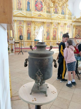 В день празднования Рождества Пресвятой Богородицы казаки подарили старинный самовар настоятелю Новоузенского храма