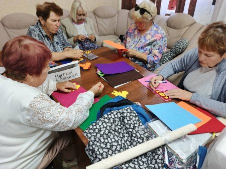 С заботой о бойцах жители Саратовской области шьют амуницию, плетут сети, сушат яблоки и отправляют письма