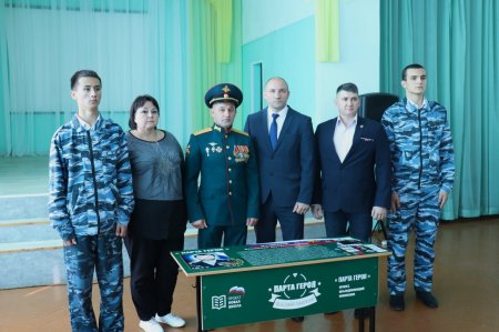 В саратовской школе открыли Парту Героя