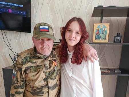 Дедушка с передовой навестил внучку на уроке