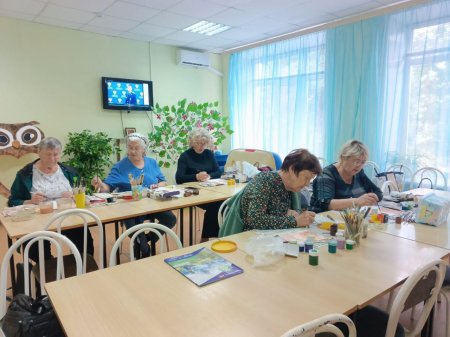 Палитру красок для осеннего пейзажа собрали пенсионеры центра социального обслуживания Пугачевского района  