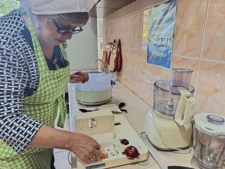 На «Учебной кухне» центра соцобслуживания Питерского района сушили яблоки на зиму