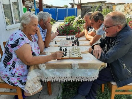 Шахматный турнир провели «серебряные» волонтеры центра соцобслуживания Краснокутского района