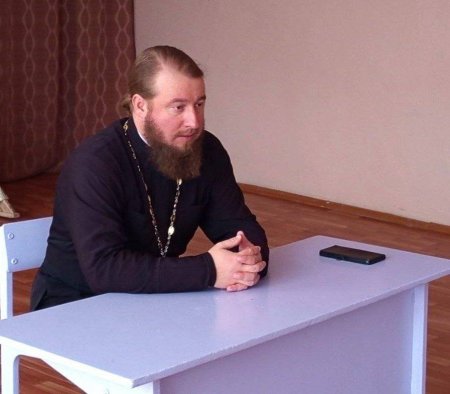 Настоятель храма в Слепцовке провёл беседу с кадетами Македоновской школы о Дне народного единства