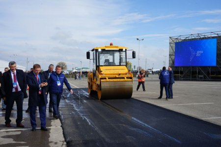 Саратовским дорожникам показали устройство асфальтобетонного покрытия беспилотными