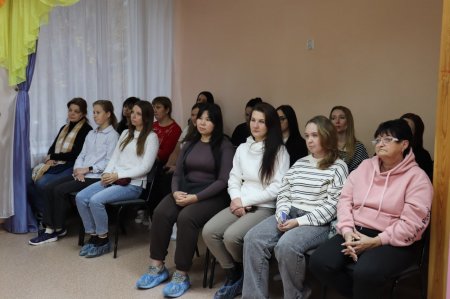 Министр и куратор строительства новой школы в Молодежном встретились с родителями будущих учеников