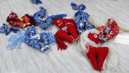 Новогоднюю игрушку – символ наступающего года мастерили в центре соцобслуживания Алгайского района