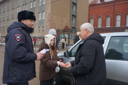 Саратовским водителям напомнили, что их ждут дома, и подарили деревянные амулеты