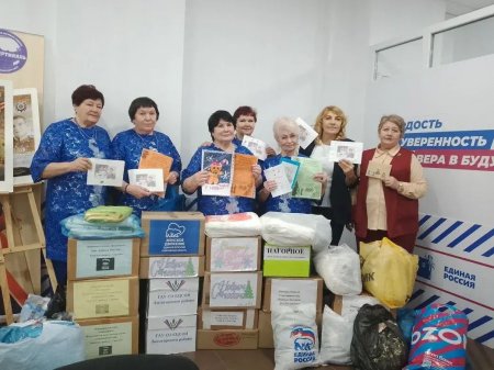 «Серебряные» волонтеры Саратовской области отправили бойцам новогодние письма и подарки