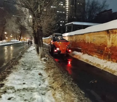 В Саратове и Энгельсе продолжаются плановые работы по уборке снега и наледи