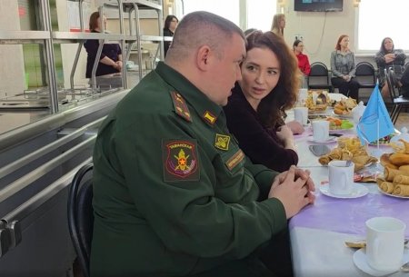 На Масленичной неделе активистки женсоветов угощали защитников Отечества чаем и блинами