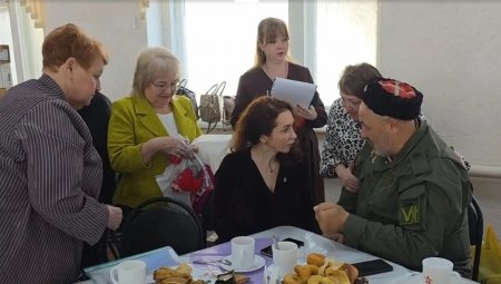 На Масленичной неделе активистки женсоветов угощали защитников Отечества чаем и блинами