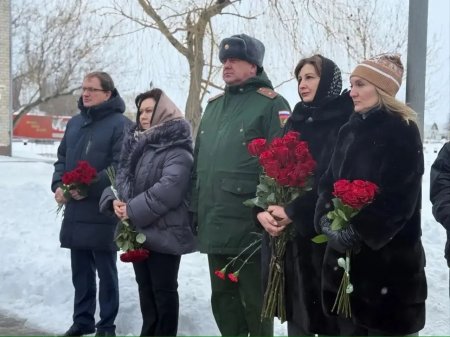 В Саратове состоялось торжественное открытие мемориальной плиты в честь Героя России Алексея Максюкова В Саратове состоялось торжественное открытие мемориальной плиты в честь Героя России Алексея Максюкова