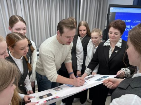 В Саратовской области актер Влад Канопка поговорил со школьниками о книгах, фантазии и театре