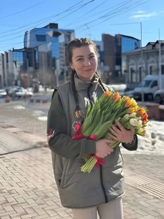 Саратовские активисты поздравили женщин-волонтёров и семьи героев с наступающим 8 Марта 