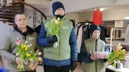 Саратовские активисты поздравили женщин-волонтёров и семьи героев с наступающим 8 Марта 