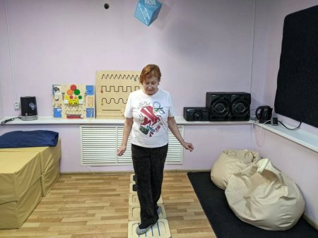 Для новобурасских получателей услуг в сенсорной комнате проходят занятия с использованием тактильных дорожек