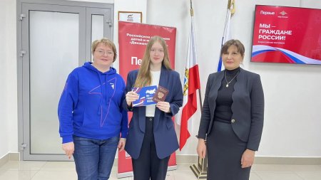 Участник региональной программы «Наши герои» Ельтай Иманкулов вручил паспорта юным саратовцам