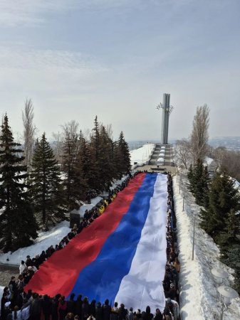 Аллея Героев в Саратове окрасилась в российский триколор