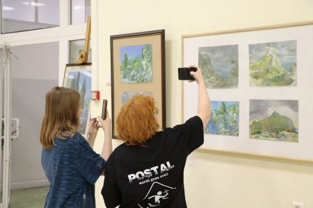 В Боголюбовском училище открылась выставка «Краски Крыма»