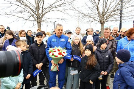 В Саратове установили памятный знак герою России летчику-космонавту Олегу Скрипочке