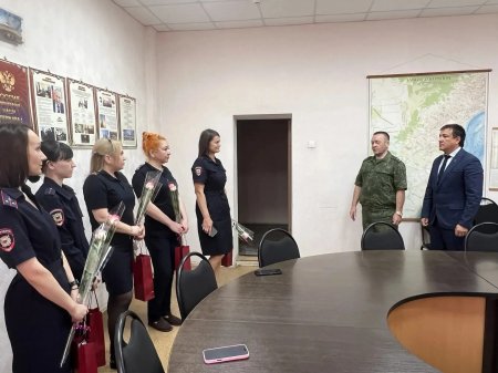 В преддверии профессионального праздника сотрудники полиции № 2 г. Саратова получили поздравления от общественных деятелей В преддверии профессионального праздника сотрудники полиции № 2 г. Саратова получили поздравления от общественных деятелей