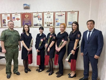 В преддверии профессионального праздника сотрудники полиции № 2 г. Саратова получили поздравления от общественных деятелей В преддверии профессионального праздника сотрудники полиции № 2 г. Саратова получили поздравления от общественных деятелей